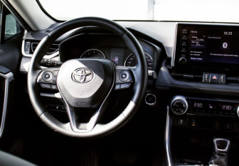 Подержанный автомобиль Toyota RAV4 2020 года (19 фото)