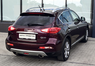 Подержанный автомобиль Infiniti QX50 2017 года (5 фото)