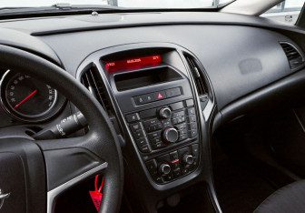 Подержанный автомобиль Opel Astra Wagon 2012 года (10 фото)