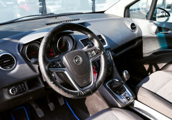 Подержанный автомобиль Opel Meriva 2012 года (14 фото)