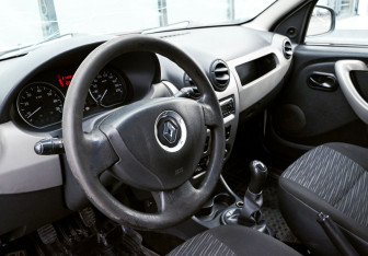 Подержанный автомобиль Renault Sandero 2011 года (12 фото)