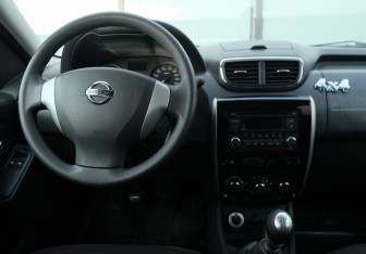 Подержанный автомобиль Nissan Terrano 2015 года (10 фото)