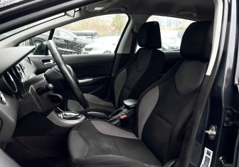 Подержанный автомобиль Peugeot 308 Hatchback 2012 года (16 фото)