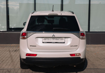 Подержанный автомобиль Mitsubishi Outlander 2012 года (4 фото)