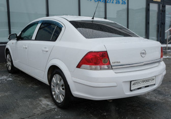 Подержанный автомобиль Opel Astra Sedan 2012 года (3 фото)