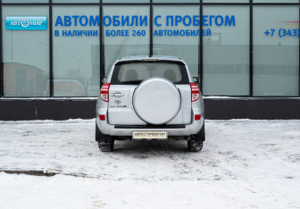 Подержанный автомобиль Toyota RAV4 2010 года (4 фото)