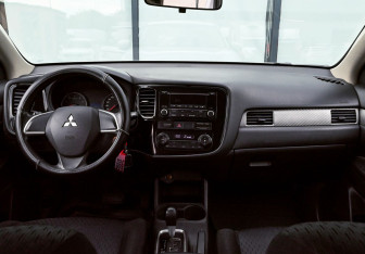 Подержанный автомобиль Mitsubishi Outlander 2013 года (16 фото)