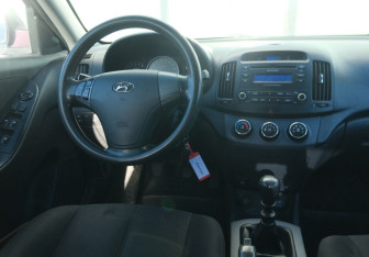 Подержанный автомобиль Hyundai Elantra Sedan 2008 года (10 фото)