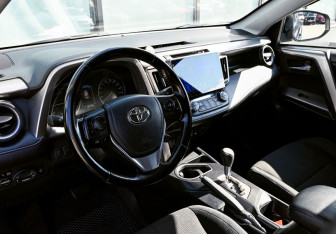 Подержанный автомобиль Toyota RAV4 2017 года (15 фото)