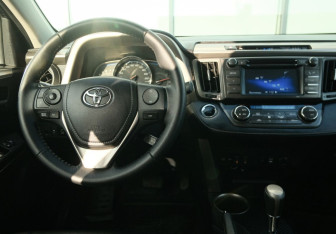 Подержанный автомобиль Toyota RAV4 2014 года (10 фото)