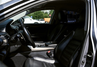 Подержанный автомобиль Lexus IS Sedan 2018 года (18 фото)