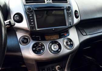 Подержанный автомобиль Toyota RAV4 2007 года (11 фото)
