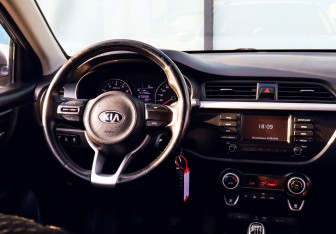 Подержанный автомобиль Kia Rio Hatchback 2018 года (19 фото)