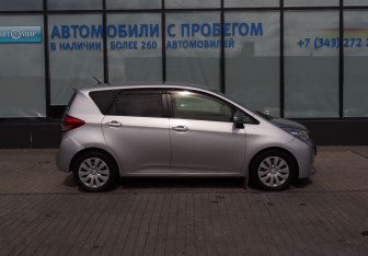 Подержанный автомобиль Subaru Trezia 2013 года (6 фото)