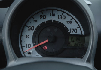 Подержанный автомобиль Peugeot 107 2012 года (14 фото)