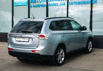 Подержанный автомобиль Mitsubishi Outlander 2012 года (5 фото)