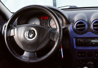 Подержанный автомобиль Renault Logan Sedan 2011 года (11 фото)