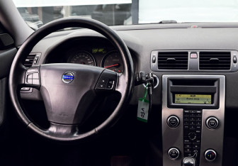 Подержанный автомобиль Volvo V50 2007 года (21 фото)