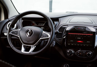 Подержанный автомобиль Renault Kaptur 2020 года (18 фото)