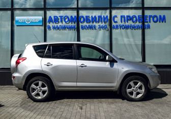 Подержанный автомобиль Toyota RAV4 2007 года (6 фото)