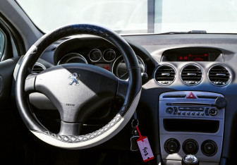 Подержанный автомобиль Peugeot 408 2013 года (18 фото)