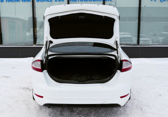 Подержанный автомобиль Ford Mondeo Liftback 2010 года (21 фото)