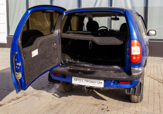 Подержанный автомобиль Chevrolet Niva 2006 года (18 фото)
