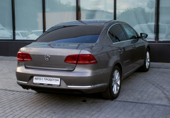Подержанный автомобиль Volkswagen Passat Sedan 2011 года (5 фото)