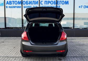 Подержанный автомобиль Kia Ceed Hatchback 2010 года (20 фото)