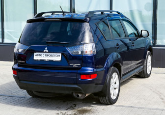 Подержанный автомобиль Mitsubishi Outlander 2012 года (5 фото)