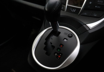 Подержанный автомобиль Subaru Trezia 2013 года (10 фото)