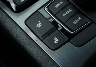 Подержанный автомобиль Genesis G80 2017 года (15 фото)