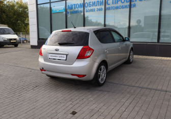 Подержанный автомобиль Kia Ceed Hatchback 2010 года (5 фото)