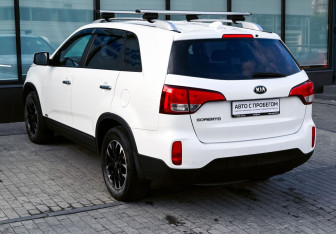 Подержанный автомобиль Kia Sorento 2015 года (3 фото)