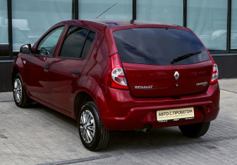 Подержанный автомобиль Renault Sandero 2014 года (3 фото)