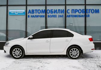 Подержанный автомобиль Volkswagen Jetta Sedan 2013 года (2 фото)