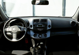 Подержанный автомобиль Toyota RAV4 2006 года (17 фото)