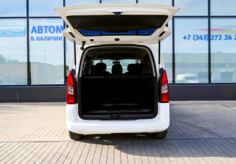 Подержанный автомобиль Peugeot Partner 2012 года (18 фото)