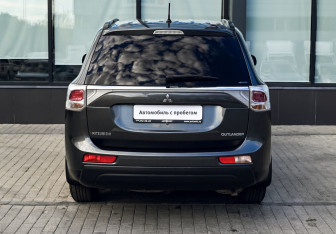 Подержанный автомобиль Mitsubishi Outlander 2013 года (4 фото)