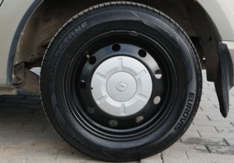 Подержанный автомобиль Renault Sandero 2012 года (18 фото)