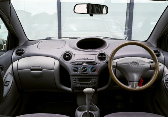 Подержанный автомобиль Toyota Platz 2000 года (16 фото)