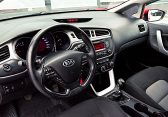Подержанный автомобиль Kia Ceed Hatchback 2014 года (15 фото)