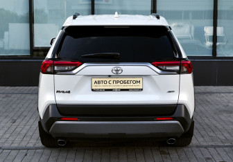 Подержанный автомобиль Toyota RAV4 2022 года (4 фото)
