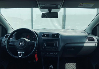 Подержанный автомобиль Volkswagen Polo Sedan 2013 года (11 фото)