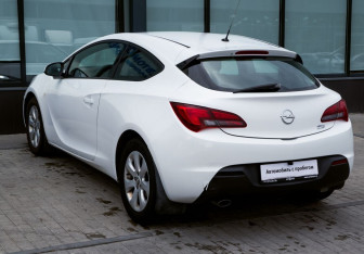 Подержанный автомобиль Opel Astra Sedan 2014 года (3 фото)