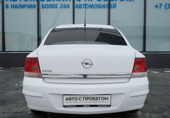 Подержанный автомобиль Opel Astra Sedan 2012 года (4 фото)