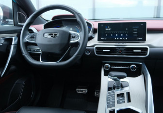 Подержанный автомобиль Geely Coolray 2023 года (10 фото)