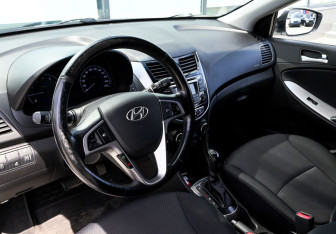Подержанный автомобиль Hyundai Solaris Hatchback 2015 года (14 фото)