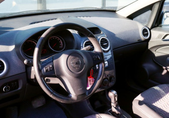 Подержанный автомобиль Opel Corsa 2011 года (15 фото)