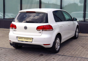 Подержанный автомобиль Volkswagen Golf Hatchback 2012 года (5 фото)